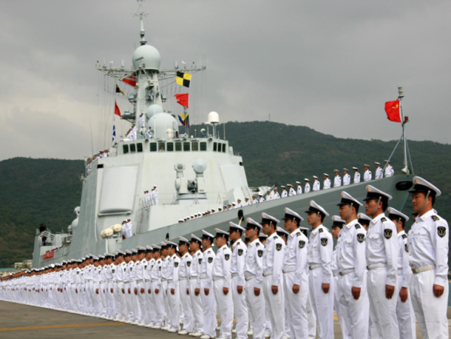 台前海军舰长珠海航展上的动情瞬间，荣耀与情感的交织