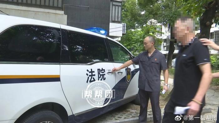 失信老赖现身法庭终被拘，法律制裁与社会警示的双重力量