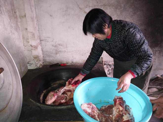 女子因食用霉变花生中毒险丧命，食品安全问题敲响警钟