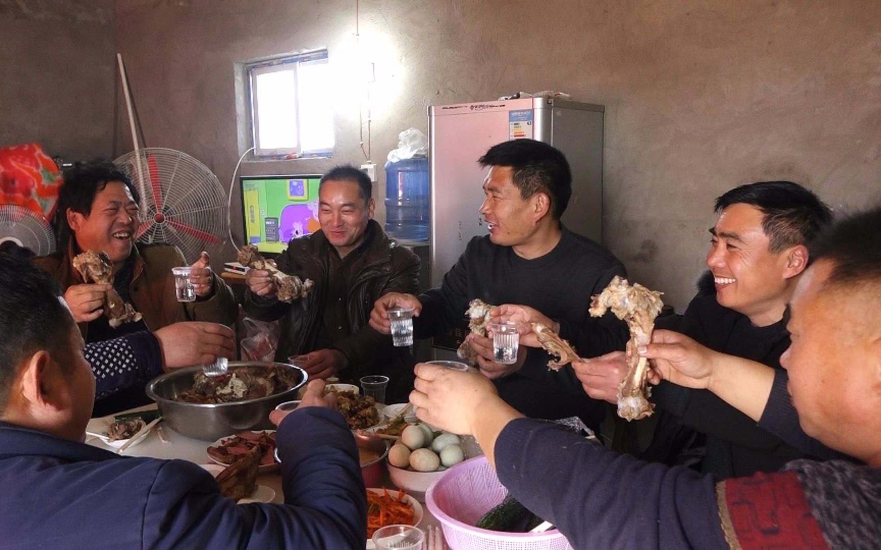 村干部工作日聚餐饮酒曝光，当地回应引发公众关注与对话