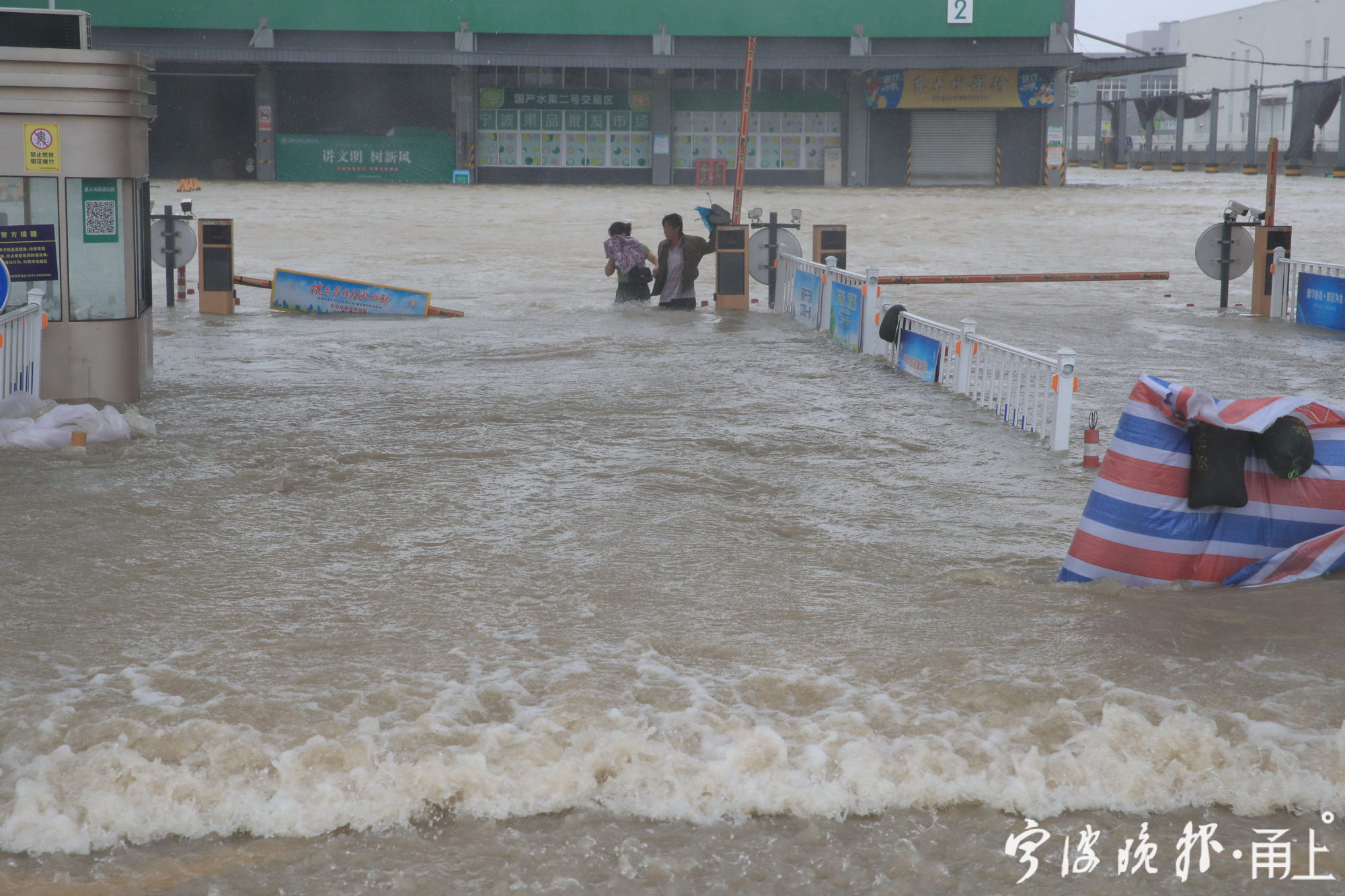 宁波海水倒灌现象引发街边商户关注与呼声