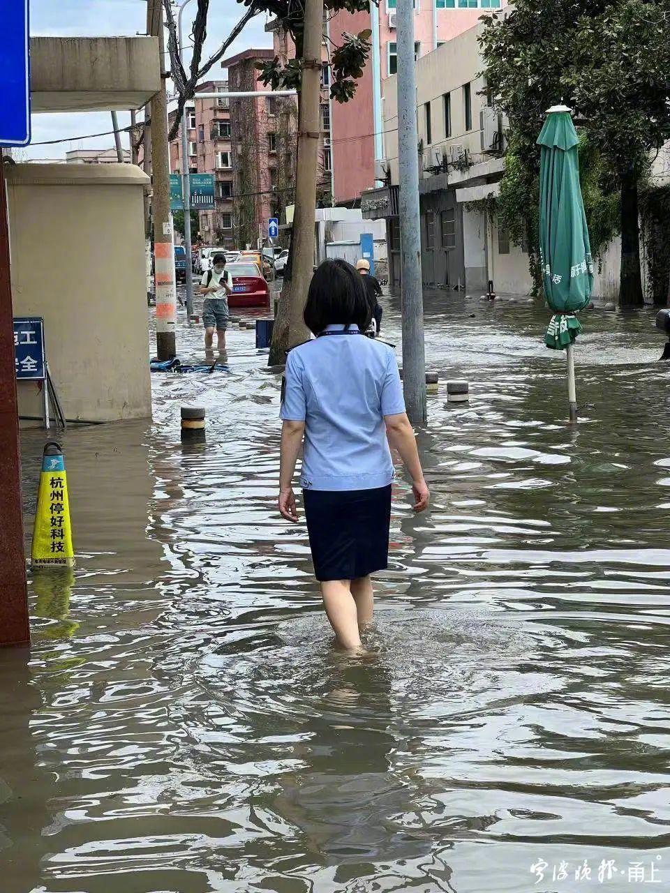 宁波海水倒灌现象引发街边商户关注与呼声