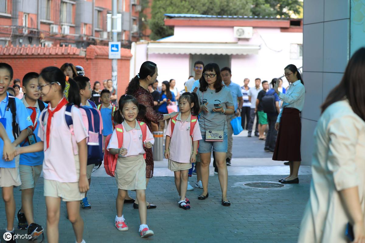 老师怒斥家长送孩子上学迟到，责任与担当的反思