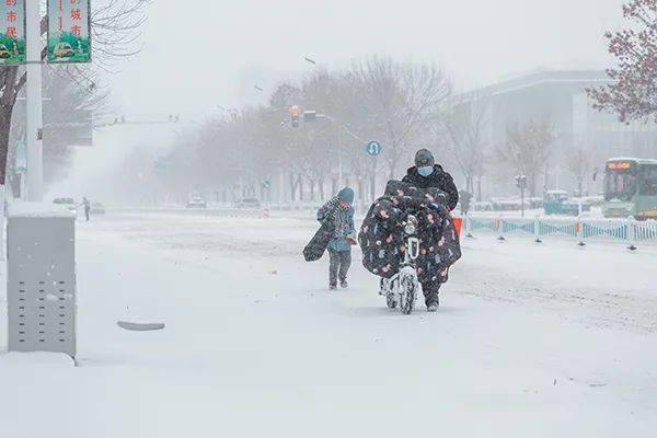 黑龙江鹤岗破纪录降雪，雪域城市的挑战与机遇